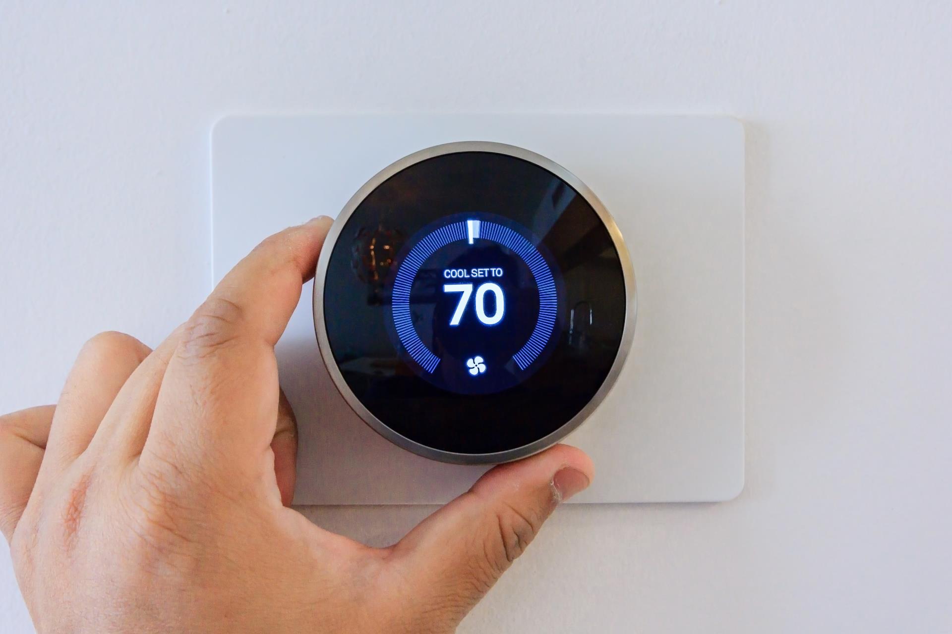 Hand adjusting smart thermostat