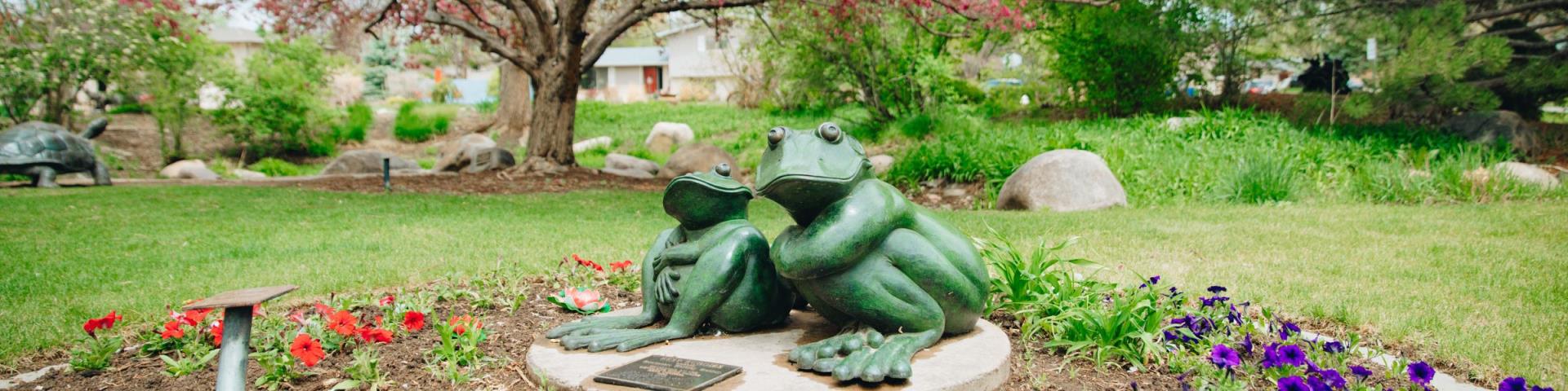 A sculpture of two frogs.